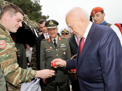 Το Πάσχα της πολιτειακής και πολιτικής ηγεσίας