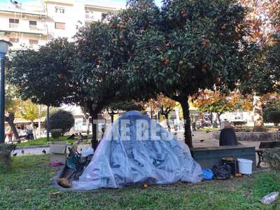 Πάτρα: Μια σκηνή, ένας άστεγος και το χά...