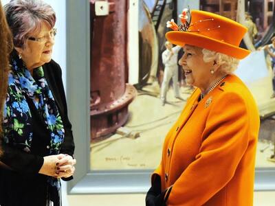 Η βασίλισσα Ελισάβετ, στα 92 της, πόσταρ...