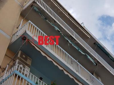 Ο δυνατός αέρας στην Πάτρα διέλυσε τέντε...