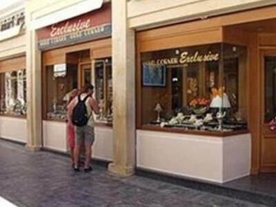 Της έκλεψαν τα κοσμήματα ... μπροστά στα...