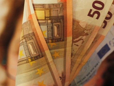 Πληρώνουμε 20 δισ. ευρώ  το χρόνο για «φ...