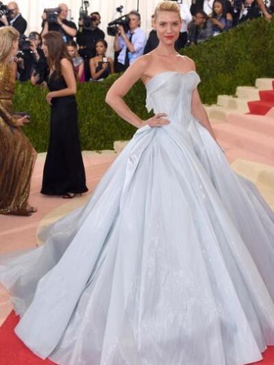 Πριγκιπική παρουσία από την Κλερ Ντέινς ...