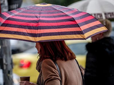 Στη μισή χώρα καλοκαίρι και στην άλλη βα...
