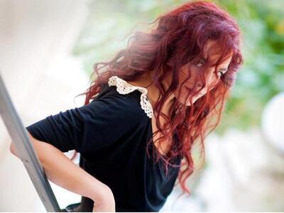 Η Άλις τάβαψε κόκκινα...