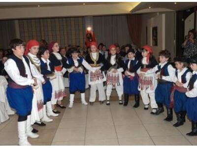 Ο Σύλλογος Κρητών Πάτρας «Το Αρκάδι» χορ...