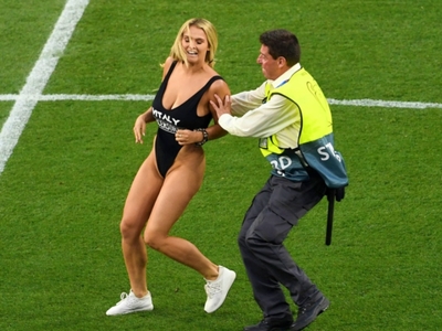 Η ξανθιά εισβολέας που άφησε σε δεύτερη ...