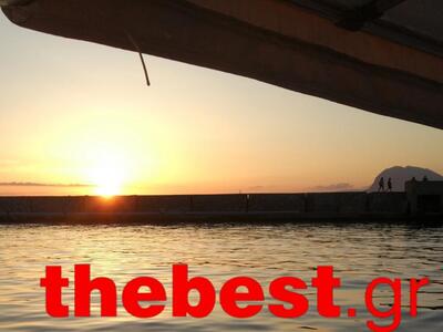 Ο ήλιος δύει πίσω από τον κυματοθραύστη....
