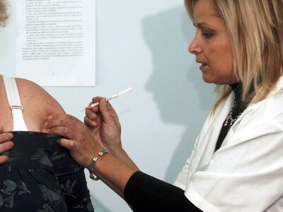 Απίστευτο! Γιατροί αρνούνται να εμβολιασ...