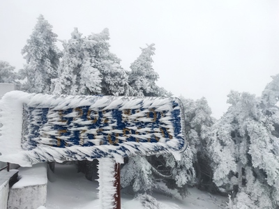Η κατάλευκη Πάρνηθα