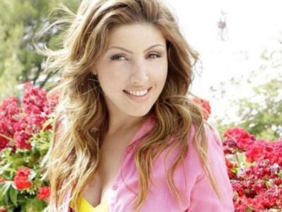 Έλενα Παπαρίζου:Οργώνει το Αιγαίο με φου...