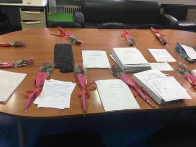 Ο Διευθυντής πρόσφερε λουλούδια για τον ...