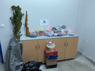 Χειροπέδες σε διακινητή ναρκωτικών σε πε...