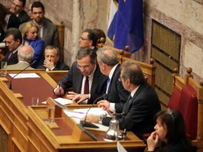 H στιγμή που ο Σαμαράς παίρνει στυλό και...