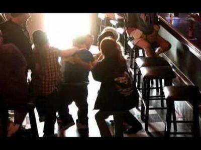 "Ξεσκονίζουν" το μπαρ - ρινγκ!...