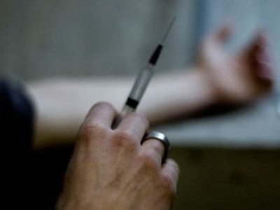 Πάτρα: Νεαρός έκανε χρήση ναρκωτικών στη...