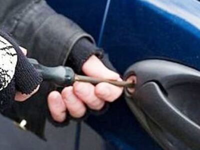 Τους έπιασαν στα πράσα με το c.d ανά χείρας 