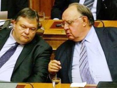 Τα "καρφιά"  Βενιζέλου για Παπ...