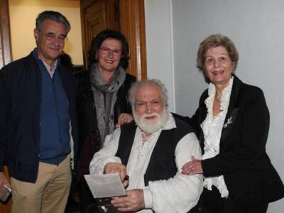 ΦΛΑΣ ΣΤΗΝ ΠΡΕΜΙΕΡΑ ΤΗΣ ΚΩΜΩΔΙΑΣ ΠΑΘΟΥΣ Κ...