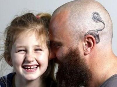 Πατέρας έκανε τατουάζ το εμφύτευμα της κ...