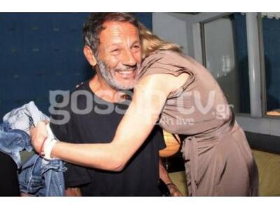 Η αγκαλιά της Σμαράγδας Καρύδη στον πρώη...
