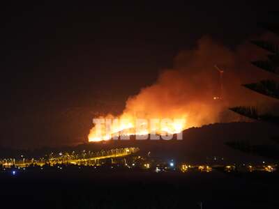 Υπό έλεγχο η μεγάλη φωτιά στη Μακύνεια Α...