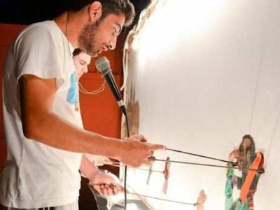 Ο νεαρός καραγκιοζοπαίκτης Μπάμπης Μακρή...