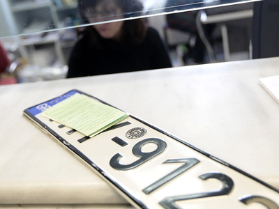 Εφοριακοί με κινητά θα ελέγχουν τις πινα...