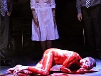 Ολόγυμνος στη σκηνή ο Χρήστος Λούλης 