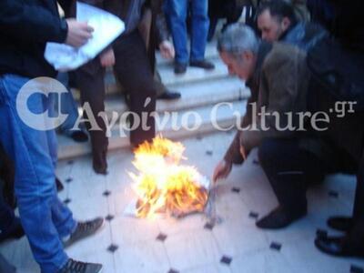 Αγρίνιο: Έκαψαν τα χαράτσια μέλη του Εργ...