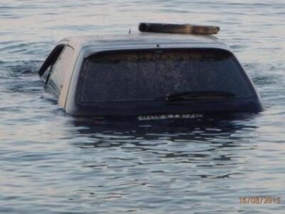 Έκανε βουτιά με το αυτοκίνητό του στη θά...