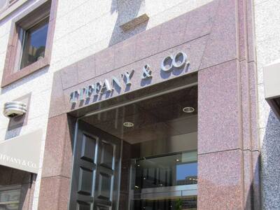 Η αγορά του αιώνα! Η Louis Vuitton εξαγό...