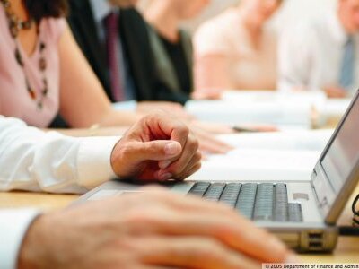 Υπέρ της άρσης της μονιμότητας στο δημόσ...