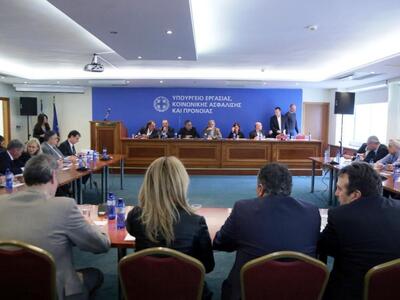 Το ΠΑΜΕ διέκοψε την τριμερή συνάντηση στ...