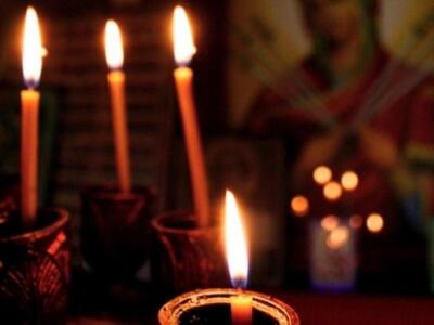 Την... έκαψαν τα κεριά και το καντήλι!