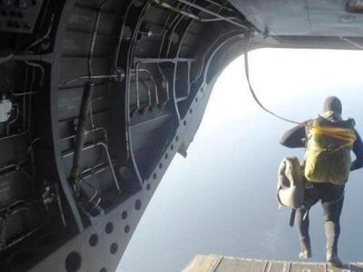 Με αλεξίπτωτο έπεσε ο αρχηγός ΓΕΕΘΑ – Έκ...