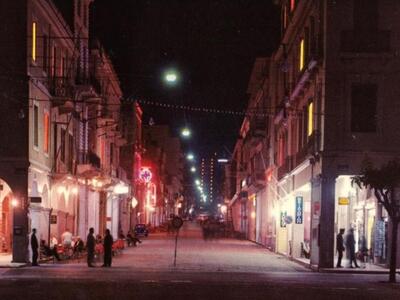 Πάτρα 1960: Η κατάφωτη Αγίου Νικολάου στ...