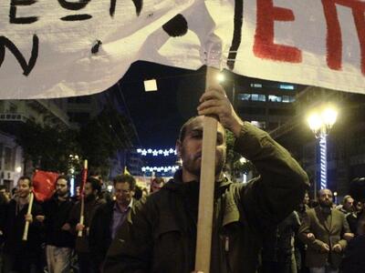 Αστυνομικοί εναντίον διαδηλωτών στην Αθήνα