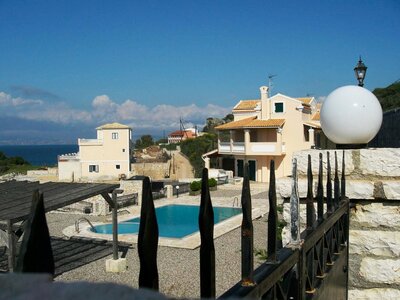 Πάμπτωχοι... Πατρινοί γιατροί  με βίλλες...