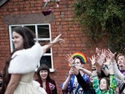 Βαρέθηκε να είναι μόνη και παντρεύτηκε τ...