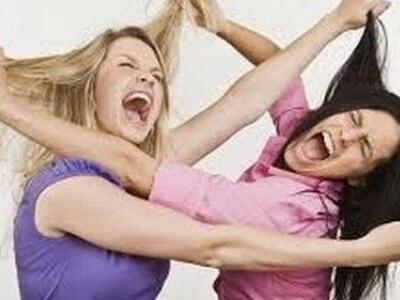 Μαλλιοτραβήγματα έξω από το Α.Τ. Πύργου-...