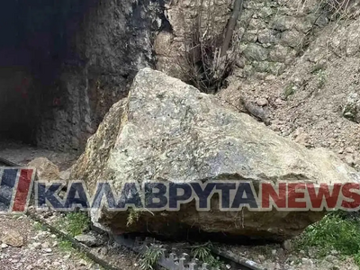 Καλάβρυτα: Βράχια έπεσαν στις γραμμές το...
