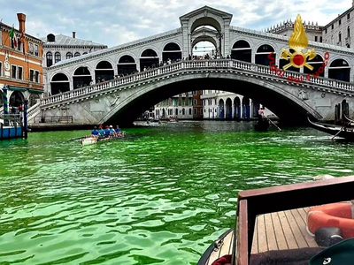 Βενετία: Τα νερά έγιναν πράσινα – Οι Αρχ...