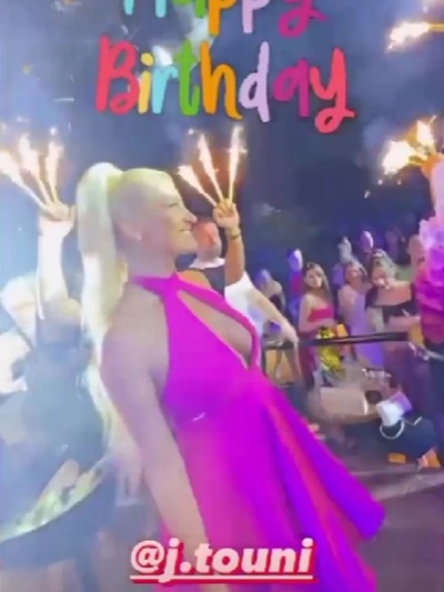 Ιωάννα Τούνη: Με φούξια μίνι φόρεμα και φουσκωμένη κοιλιά στο πάρτι των γενεθλίων της