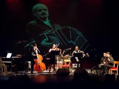 Live παράσταση των Nuevo Siete Ensemble ...