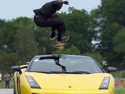 Βίντεο: Πήδηξε πάνω από μια Lamborghini ...