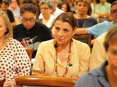 Διαψεύδει τα περί παραίτησής της η βουλε...