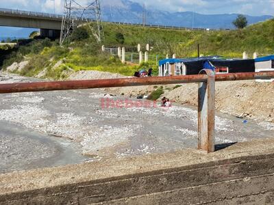 Μια όμορφη εικόνα, με φόντο μια σκληρή π...