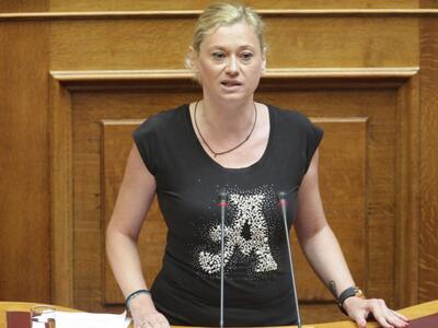 Ραχήλ Μακρή: «Γερμανοτσολιάδες για μια καρέκλα»