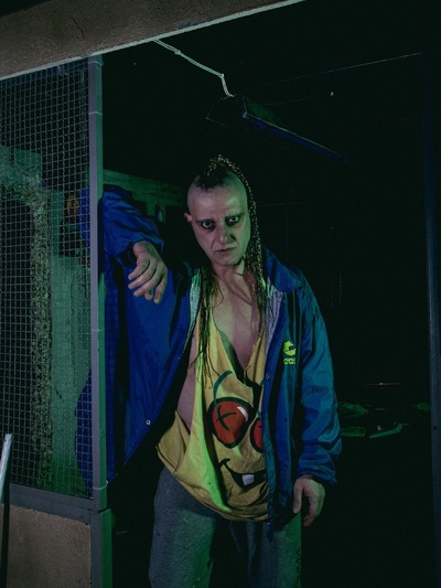 Ο Αλέξανδρος Κουκιάς με φόντο το σκηνικό...